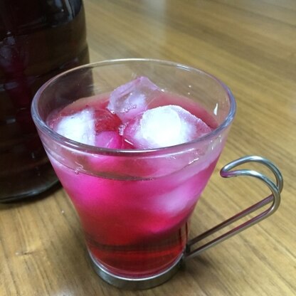 紫蘇ジュース大好きです。クエン酸入りは、おばあちゃんが作ってくれたのと同じ味で懐かしい感じです。子供達も大好きです。